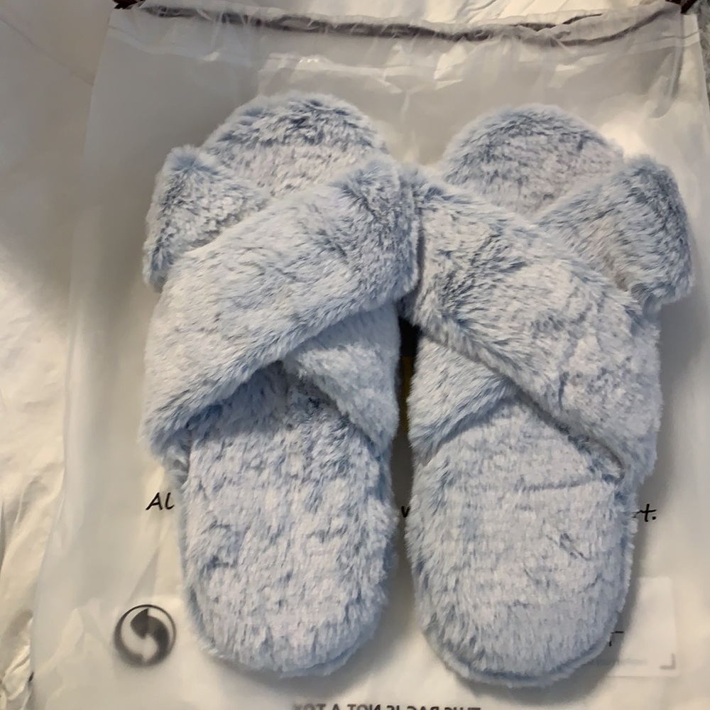 Slippers faux fur slip in NWT ☘️HP☘️